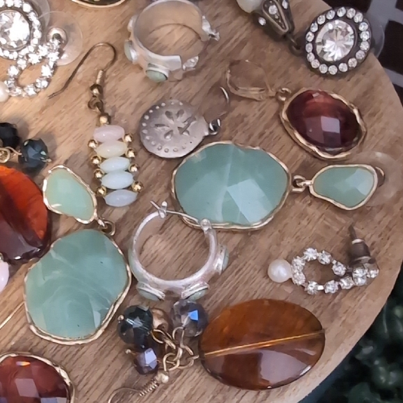 9 Piece Vintage Earring Set - Picture 6 of 9